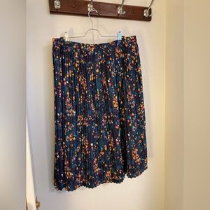 Navy knee-length pleated skirt with elasticized waist